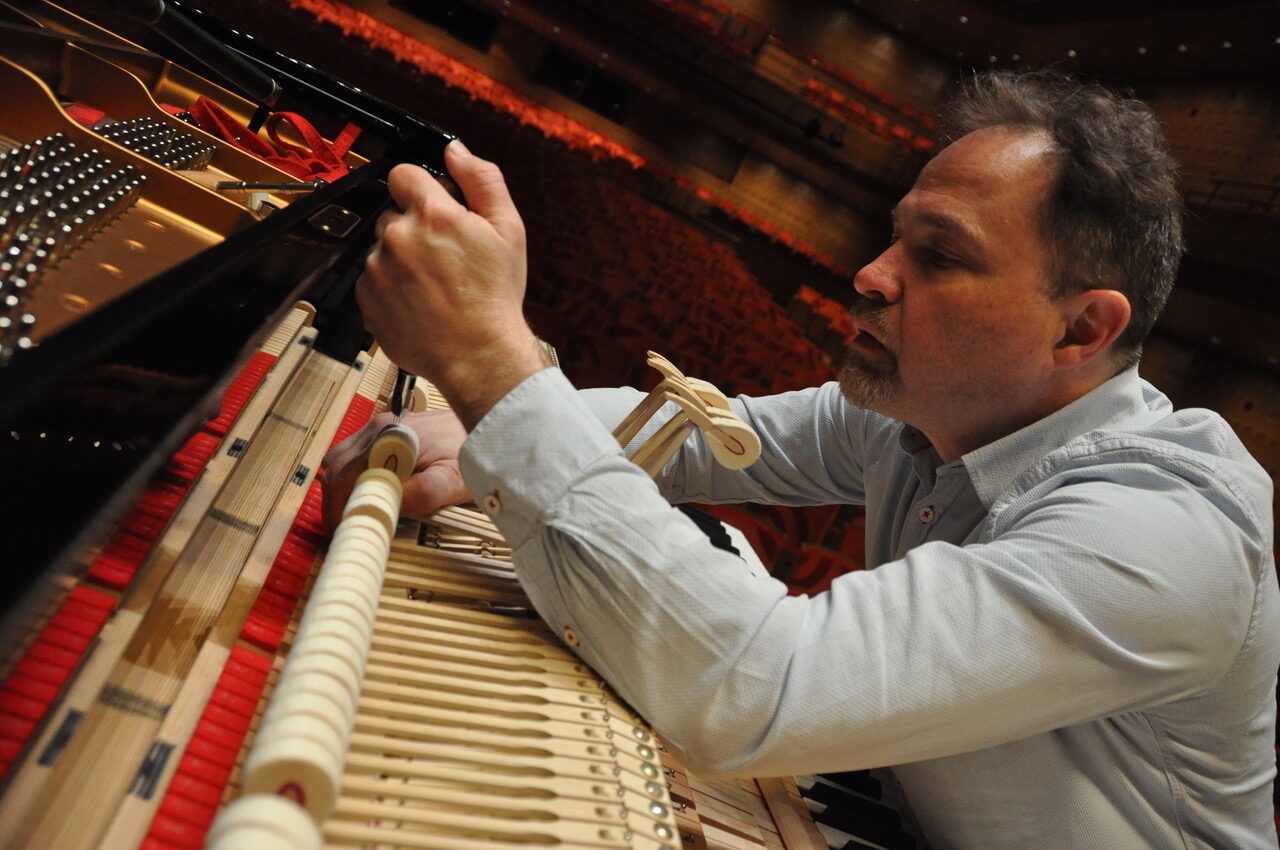 Raf Mercelis aan het werk aan een vleugelpiano